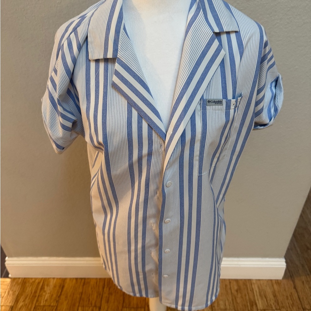 Columbia women’s  Short-Sleeve Button-Down Shirt in Blue and White Stripes
